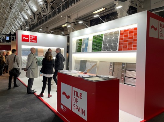 El azulejo español muestra en Surface Design Show de Londres piezas de alto valor añadido