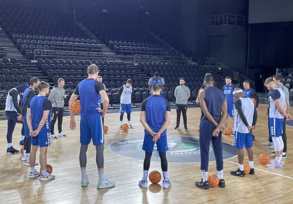 El UCAM CB guarda un minuto de silencio antes de entrenar en Turquía 
