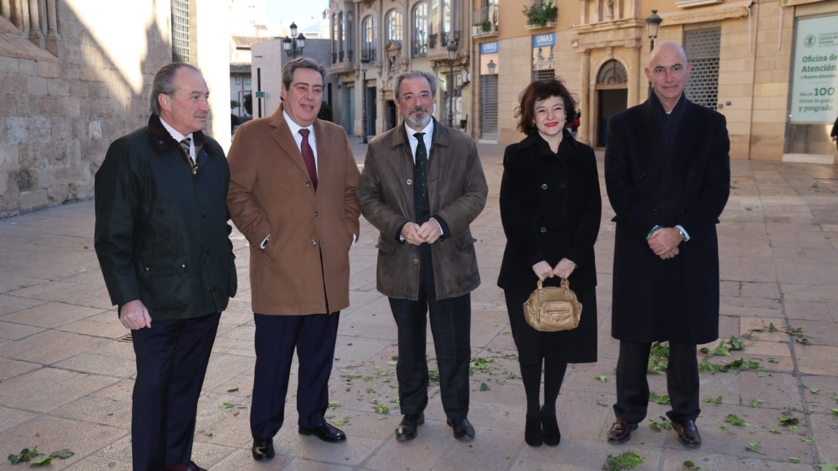 José Luis Aguirre, a la izquierda, junto a José María Llanos, Carlos Flores, Ángeles Criado y Pepe Gosálbez. Foto: VOX - 