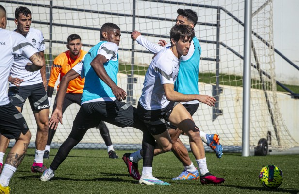 Thierry ya 'toca' césped y Kluivert sigue al margen