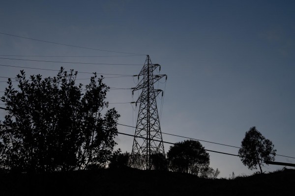 El precio de la luz se dispara un 76% este lunes y se sitúará en 132 euros/MWh