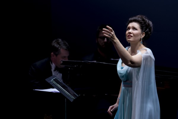Marina Rebeka deja en el Reina Sofía su canto sabio y elegante de fuego, acero, brillo, y color