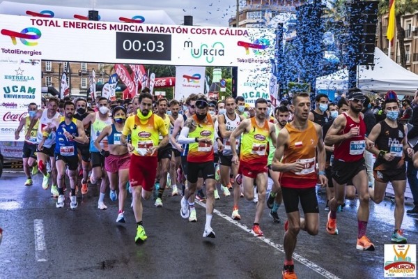 El marroquí Hicham Boufars y la ecuatoriana Mercedes Pila ganan el Maratón de Murcia 