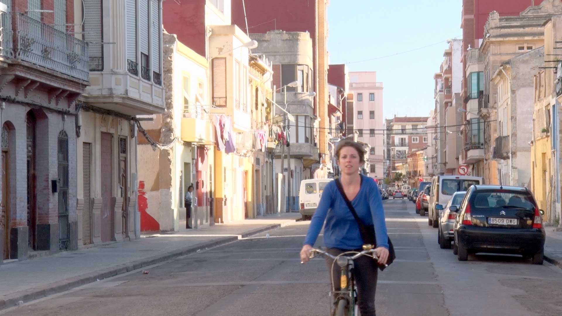 Anna Martí, vecina del Cabanyal, recorre el barrio con su bici durante el documental - 