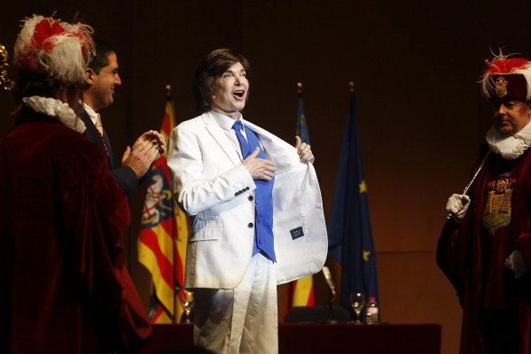 Alcoy emociona a Camilo Sesto