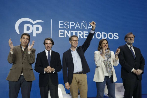 Feijóo exhibe en València la unidad del PP junto a Aznar y Rajoy para reivindicar su legado