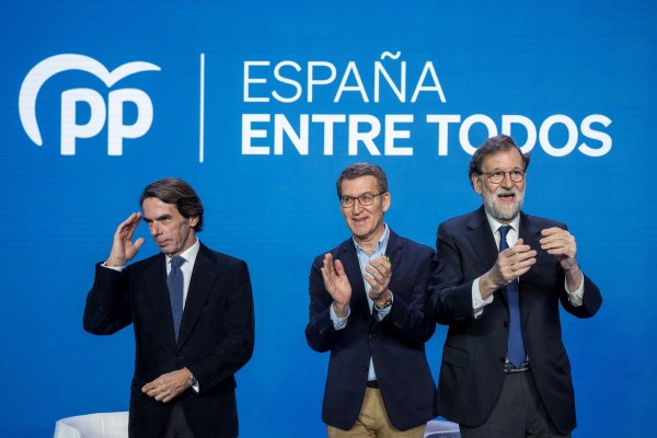 Feijóo exhibe en València la unidad del PP junto a Aznar y Rajoy para reivindicar su legado