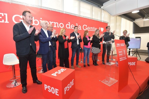 Los alcaldes y candidatos del PSPV en Alicante exhiben su 