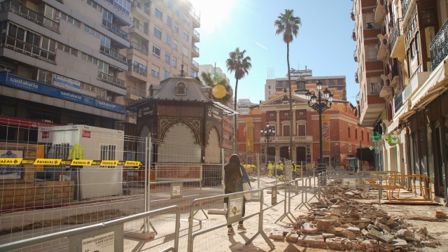 La reforma de la plaza de la Paz de Castelló entra en una nueva fase con la retirada del pavimento