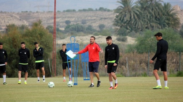 Javi Flores completa el entrenamiento pero sigue siendo duda