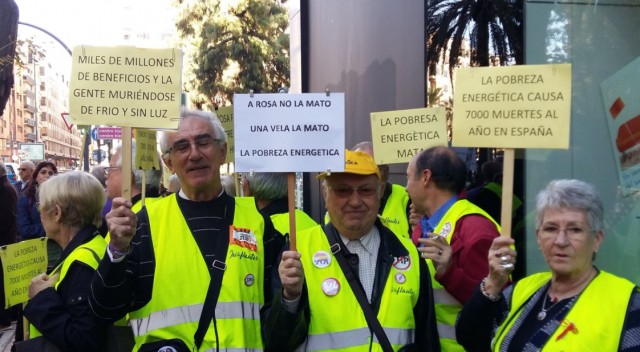 Podemos protesta ante Gas Natural en Valencia contra los cortes de luz