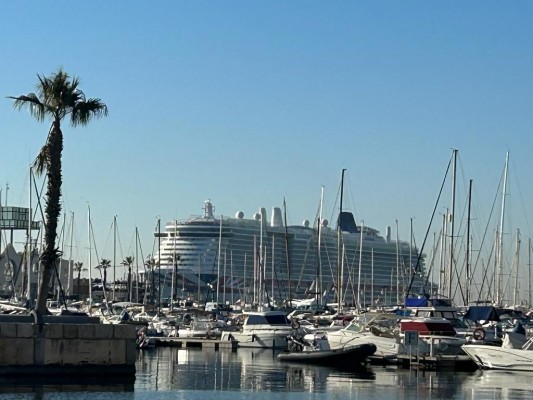El Puerto de Alicante recibe 7.000 cruceristas con la visita de dos buques turísticos