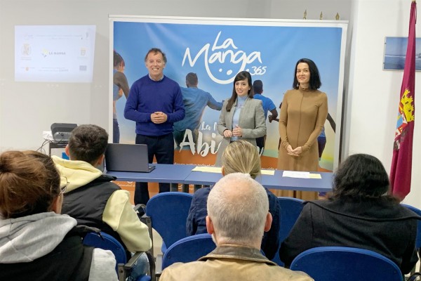 La Comunidad refuerza el capital humano de La Manga con un millón para cursos de formación 