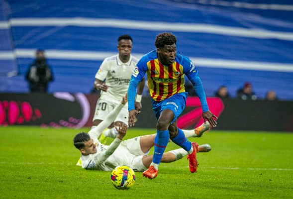 Seligrat ya acompaña a Voro en Paterna mientras Kluivert y Thierry siguen lesionados