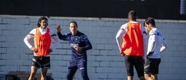 La Paella Rusa: Hombres cometiendo actos repugnantes, fútbol y canciones