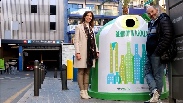 El artista Malagón personaliza con sus diseños los contenedores de vidrio de Benidorm