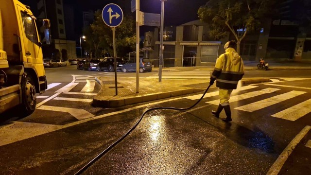 Benidorm aprovecha la temporada baja: comienza el baldeo de calles en todos los barrios