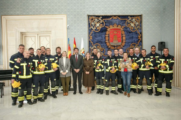 Alicante incorpora a 14 efectivos de bomberos y completa el 100% de su plantilla