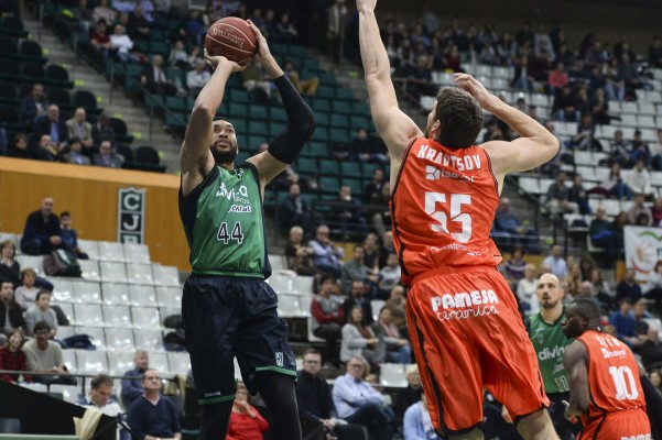 Vidal y Sàbat deciden ante un Valencia al que no le bastó Kravtsov