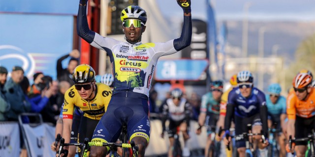 Girmay, desatado en Altea y primer líder de la Volta
