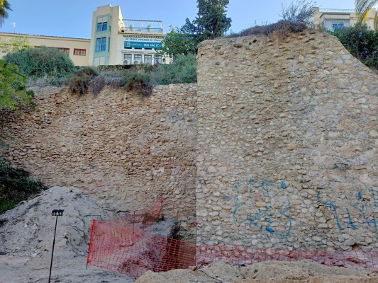 En búsqueda del origen y trazado de la muralla islámica de Elche en la ladera... y la Casa de la Festa