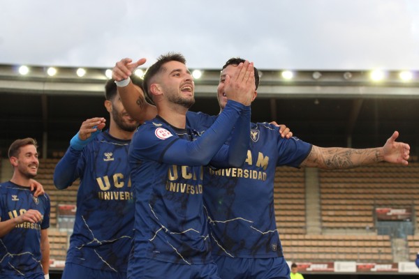 El UCAM CF defiende puesto de promoción de ascenso en casa ante el Vélez en la Segunda RFEF 