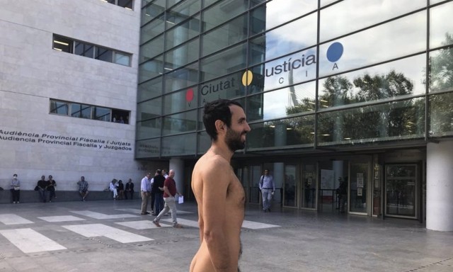 El TSJCV confirma la sentencia que anuló las sanciones a un joven por ir desnudo por la calle