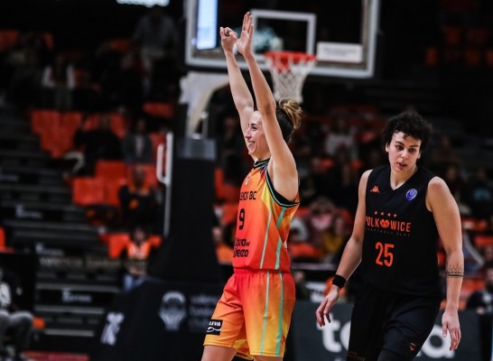 Una brillante Queralt Casas guía a Valencia Basket a cuartos de Euroliga