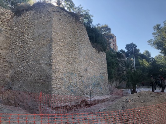 Empiezan los sondeos en la muralla islámica de Elche: primer paso para su puesta en valor 