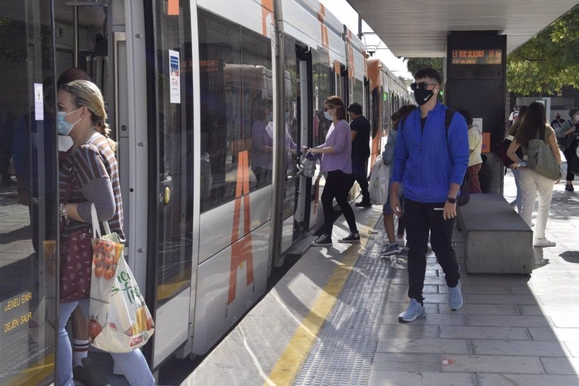La Generalitat aplica desde este miércoles la reducción del 50 % en los transportes públicos
