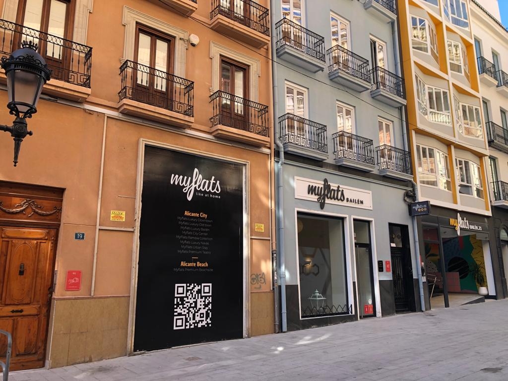 Los tres edificios de apartamentos contiguos de Myflats en la calle Bailén de Alicante. - 