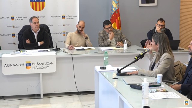 Román (Cs) anima al PSOE a presentar una moción de censura al insistir los socialistas en su dimisión