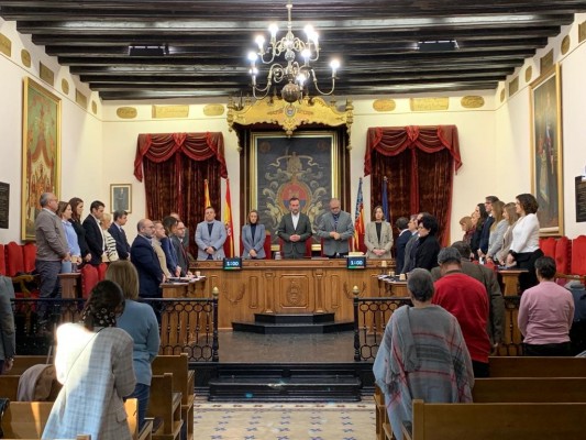 Minuto de silencio en el pleno de Elche por Alberdi y aprobación de nueva ordenanza fiscal y plan contra incendios