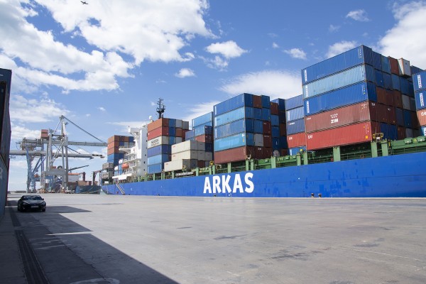 La crisis del azulejo impacta en PortCastelló: es el puerto en que más cae la mercancía general