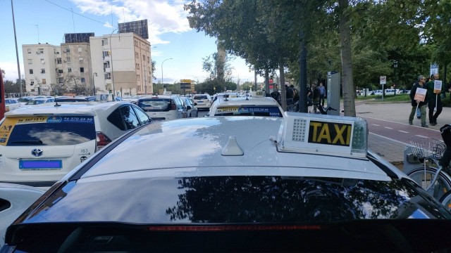 Los taxistas convocan una concentración y acusan al Consell de 