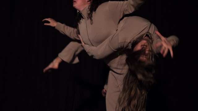 La compañía de danza Enraiza lleva el cuerpo al límite de la epidermis: estrena 'La piel' en el Centro Párraga