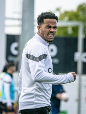 El Valencia se ejercita aún con Thierry y Kluivert al margen
