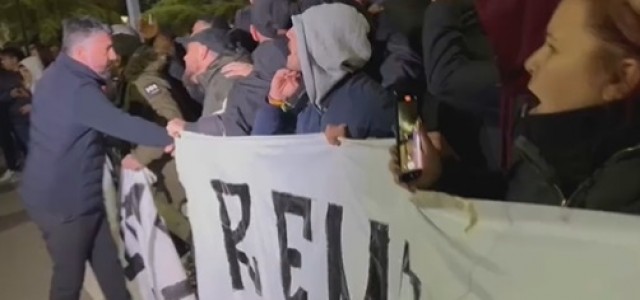 Un grupo de aficionados acude a Manises para animar al Valencia tras su derrota en Pucela