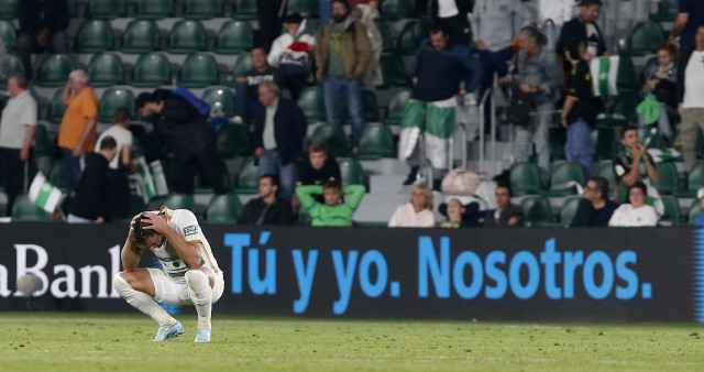 El Elche se une a Sporting y Levante en el club de los errores y los horrores