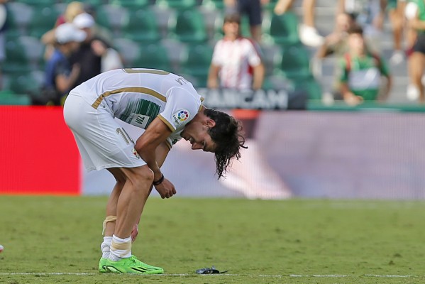 El Elche firma una primera vuelta caótica en la que pone rumbo al descenso
