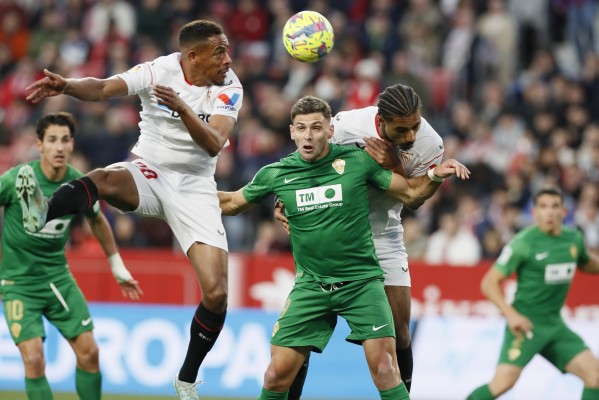 El Elche se va al descanso con un 3-0 adverso e inferioridad numérica por la expulsión de Bigas
