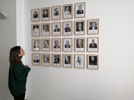 De Tàrrega a Roig: Vila-real homenatja als seus Fills Predilectes penjant una foto a l'Ajuntament