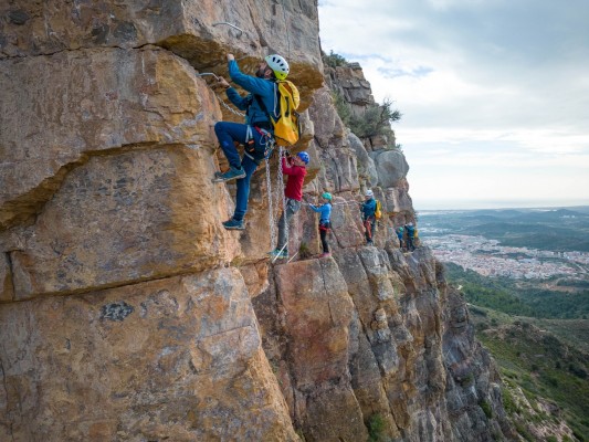 Así es la vía ferrata de la Vall d'Uixó: puente de cable, paso en péndulo y 16 vías de escalada 