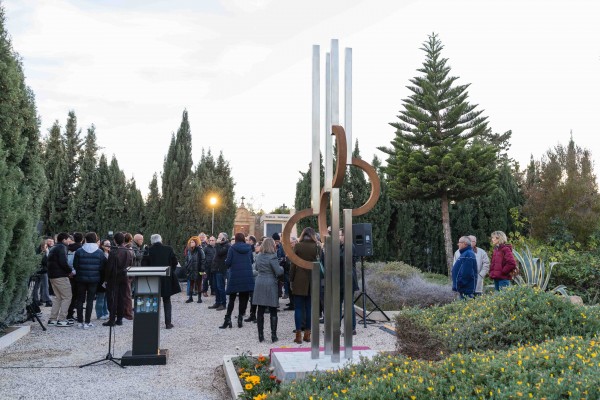Elche homenajea a las víctimas ilicitanas del Holocausto con la inauguración de una escultura 