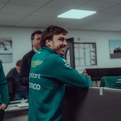 Fernando Alonso ya sonríe en Aston Martin
