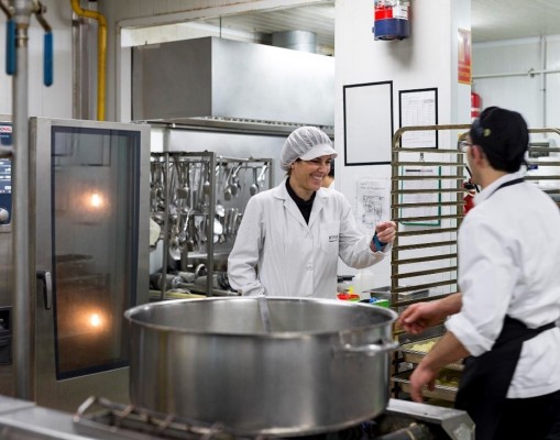 Grupo Intur dona 8.000 litros de aceite utilizado para recaudar fondos solidarios