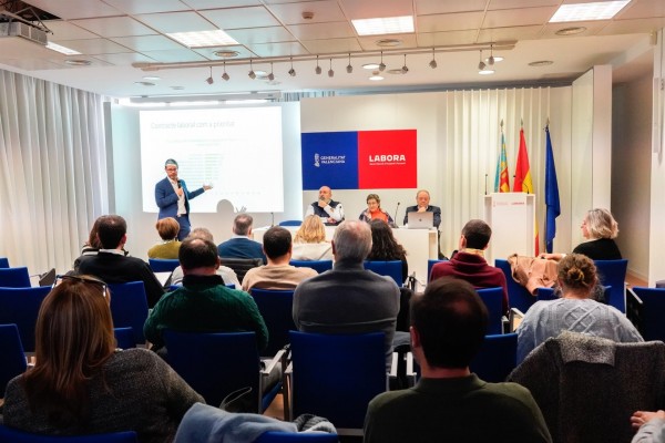 Casi el 70% de los valencianos que teletrabajan lo hacen también fuera de su horario laboral