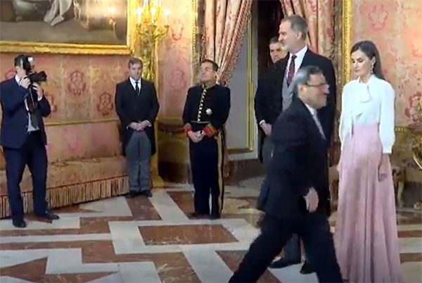 El embajador de Irán en España, Hassan Ghashghavi, pasa delante de la Reina tras estrechar la mano del Rey en el acto celebrado en el Palacio Real de Madrid.   - 