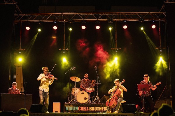 Los Violoncheli Brothers fusionan a Paco de Lucía, Bach y Queen en 'New emotions' 