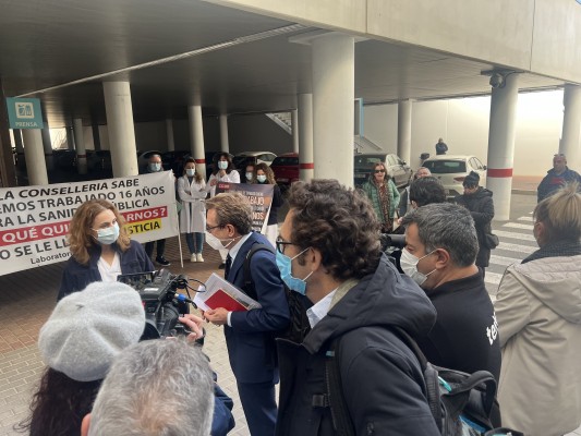 Miguel Mínguez visita el Hospital de Torrevieja entre las protestas de trabajadores y usuarios